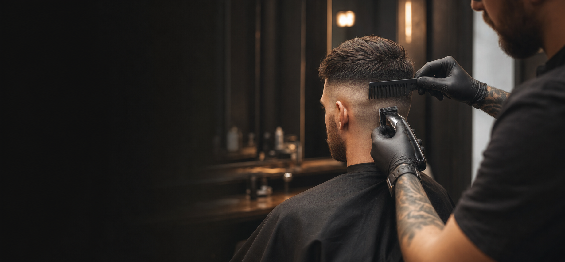 Barberis atlieka tikslų vyrišką kirpimą